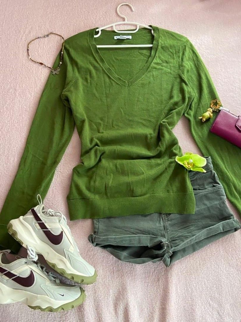 Green V-Neck Long Sleeve Knit Sweater (Category: Longsleeves) located in Angeles City. Submitted by ari_izzu (Listing ID 1451990485, Image 1). Description: - sweater only (accessories in photo not included) - color might vary irl due to lighting - no visible flaws 💕.