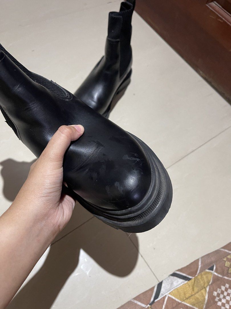 GU Black Chelsea Boots (Category: Boots) located in Paranaque City. Submitted by lovenclutter (Listing ID 1451926851, Image 3). Description: - LP POSTED - Please check all photos - With slight scratch on one of the boots - Fits size 24-24.5 CM (38-39) - Comfortable to wear, not heavy - If maselan, please spare the hassle .