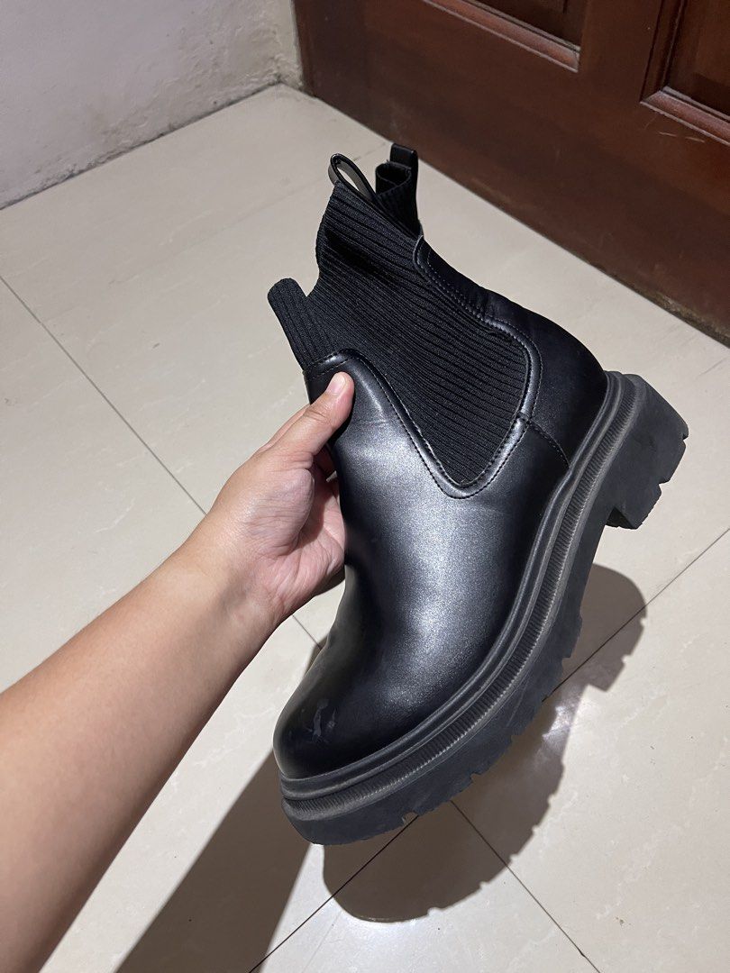 GU Black Chelsea Boots (Category: Boots) located in Paranaque City. Submitted by lovenclutter (Listing ID 1451926851, Image 2). Description: - LP POSTED - Please check all photos - With slight scratch on one of the boots - Fits size 24-24.5 CM (38-39) - Comfortable to wear, not heavy - If maselan, please spare the hassle .