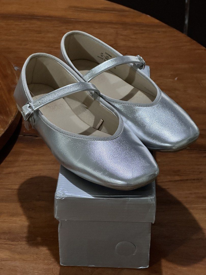 GU Mary Jane Shoes 2025 version (Category: Flats & Sandals) located in Legazpi City. Submitted by ellabasquinas (Listing ID 1451958531, Image 1). Description: GU Mary Jane Shoes 2025 version Bought from Pasabuy Japan Used twice for church only. Size US W 6.5 Rfs: Decluttering.