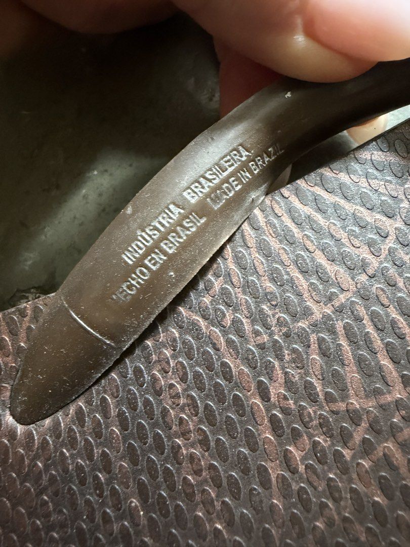 Havaianas Brown Flip Flops （分類：拖鞋）位於 Hong Kong。 由 linaya852 提交（商品編號 1451930227，圖片 3）。簡介： - Brand: Havaianas - Color: Chocolate Brown - Origin: Made in Brazil - Design: Classic flip-flop style with a patterned sole - Features: Comfortable, durable, easy to wear - Perfect for: Beach, casual outings, everyday use - Size: 37/38 BRAZIL SIZE (fits EUR 36) - Trade at Sheung Wan MTR or SF pay by receiver 。