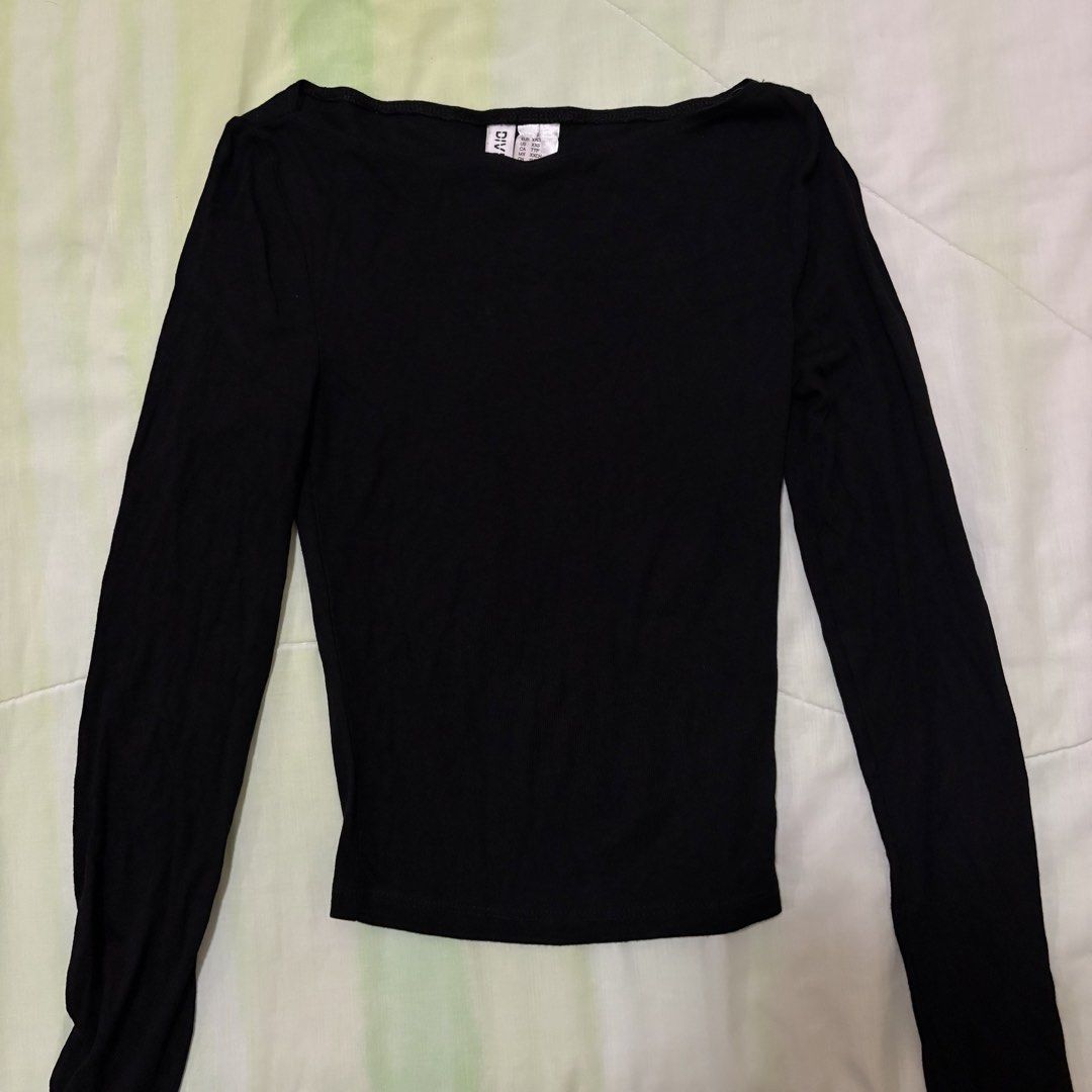 H&M Boat Neck Longsleeve Top (Category: Longsleeves) located in Cebu City. Submitted by ahbigil (Listing ID 1451989894, Image 3). Description: Note: The photos that are posted are actual photos of the product/s. Colors may vary due to lighting conditions. -H&M -rarely worn -GOOD AS BRAND NEW -fits XXS-Small frames -Great quality -a bit sheer -semi-cropped Selling this for only ₱350 Model reference: Height: 5’1 Size: XS-S Waist: 25 Bust: 32A Note: