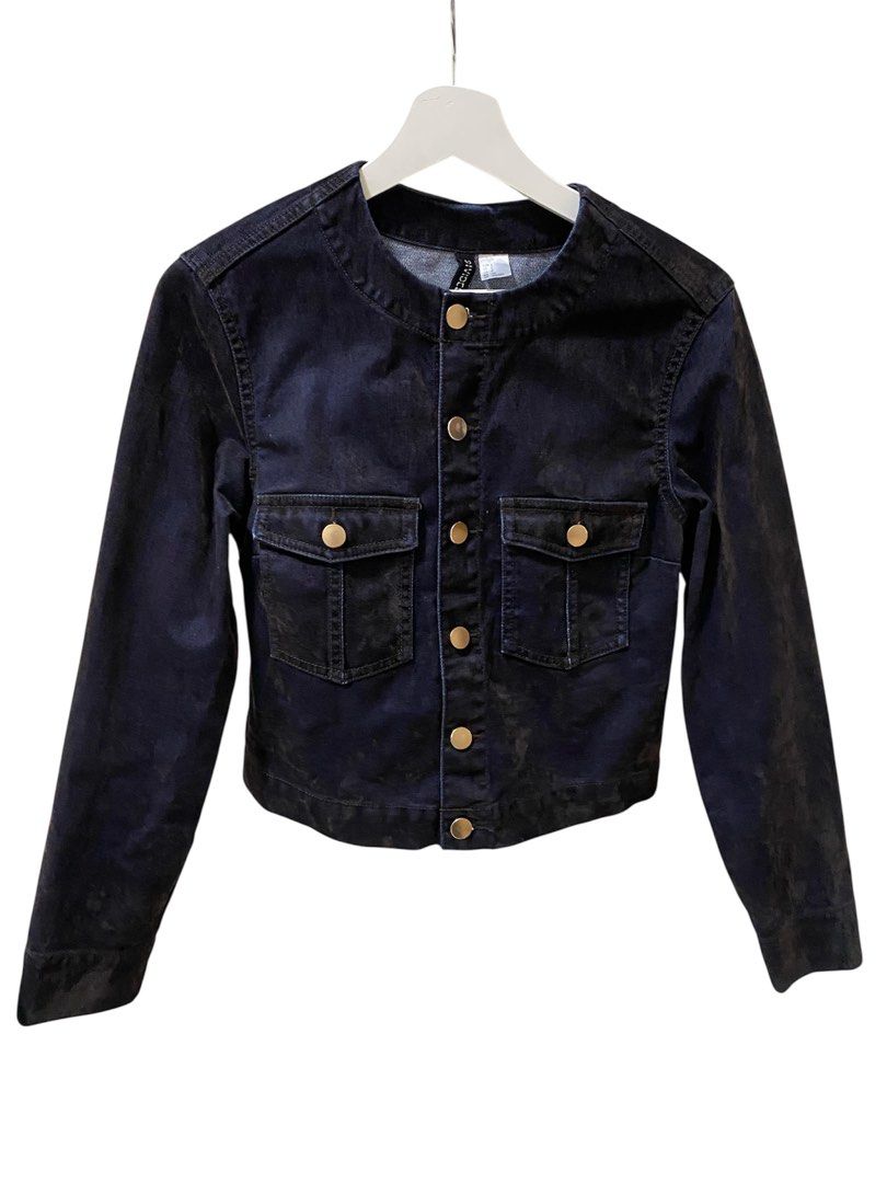 H&M Dark Wash Cropped Denim Jacket (Category: Coats, Jackets and Outerwear) located in Manila. Submitted by cdc98 (Listing ID 1452053972, Image 1). Description: - Flaws: Some buttons have chipped coating - Best fit XS-S - H&M dark wash cropped denim jacket - Round neckline with button-up front - Two chest pockets with button closures - Gold-tone buttons - Long sleeves with button cuffs - Ideal for layering PLEASE READ ⚠️ • Strictly payment first 