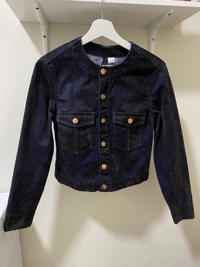 H&M Dark Wash Cropped Denim Jacket (Category: Coats, Jackets and Outerwear) located in Manila. Submitted by cdc98 (Listing ID 1452053972, Image 3). Description: - Flaws: Some buttons have chipped coating - Best fit XS-S - H&M dark wash cropped denim jacket - Round neckline with button-up front - Two chest pockets with button closures - Gold-tone buttons - Long sleeves with button cuffs - Ideal for layering PLEASE READ ⚠️ • Strictly payment first 