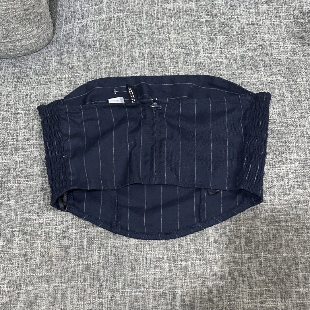 H&M Navy Blue Striped Tube Top (Category: Others Tops) located in Quezon City. Submitted by tdclutters (Listing ID 1452036364, Image 3). Description: Size: Small Garterized sides Still in good condition 💗 RFS: Not into tube tops anymore.