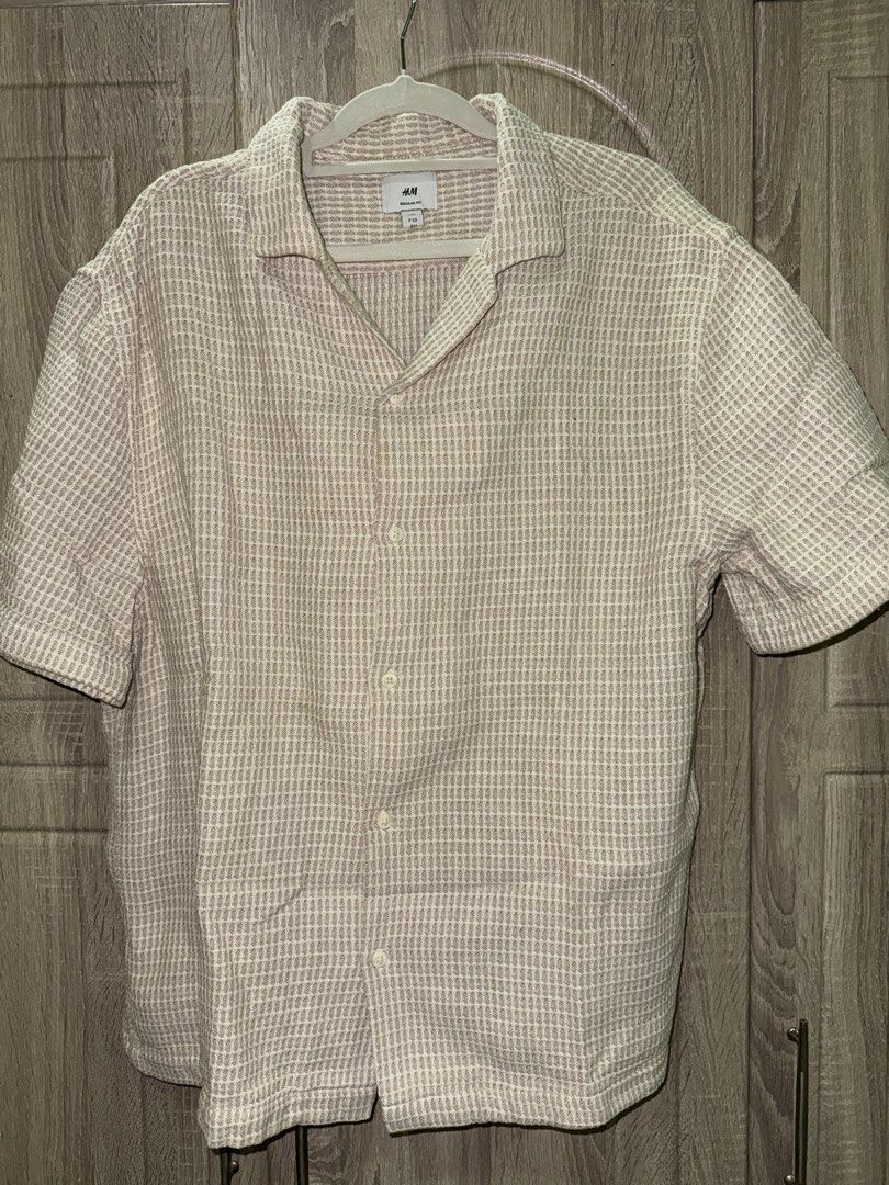 H&M Textured Polo Shirt (Category: Tshirts & Polo Shirts ) located in Cebu City. Submitted by aisla_ (Listing ID 1452104459, Image 1). Description: Textured Polo Shirt for men Large on tag no flaws.