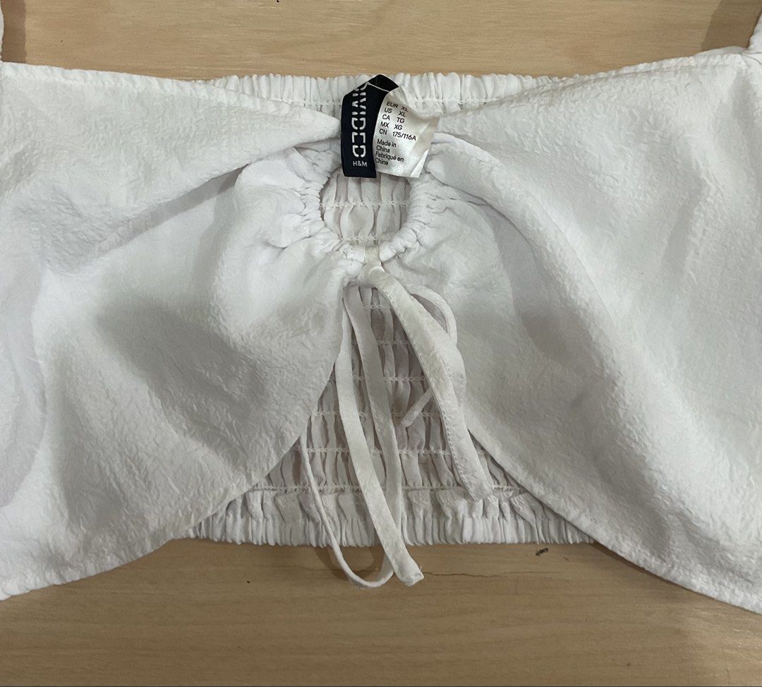 H&M White Puff Sleeve Tie Front Crop Top (Category: Blouses) located in Makati City. Submitted by slickthingsph (Listing ID 1452029897, Image 2). Description: - White crop top from H&M - Features stylish puff sleeves - Trendy tie-front detail - Smocked back for a comfortable, snug fit - Perfect for pairing with high-waisted jeans or skirts - Ideal for both casual outings and evening events.