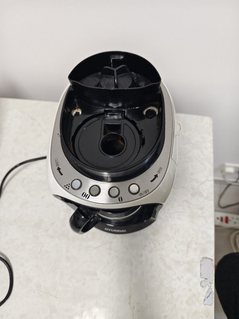 Hyundai Coffee Maker 咖啡機 磨研 （分類：咖啡機及咖啡壺）位於 Hong Kong。 由 jamesman00000 提交（商品編號 1452008817，圖片 1）。簡介： Hyundai coffee maker. White and black. Has ON/OFF button. Also has buttons for brewing. Comes with a mug. Works well. Ready for a new home.。