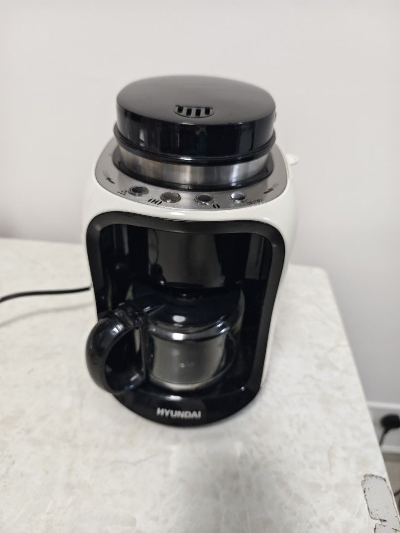 Hyundai Coffee Maker 咖啡機 磨研 （分類：咖啡機及咖啡壺）位於 Hong Kong。 由 jamesman00000 提交（商品編號 1452008817，圖片 3）。簡介： Hyundai coffee maker. White and black. Has ON/OFF button. Also has buttons for brewing. Comes with a mug. Works well. Ready for a new home.。