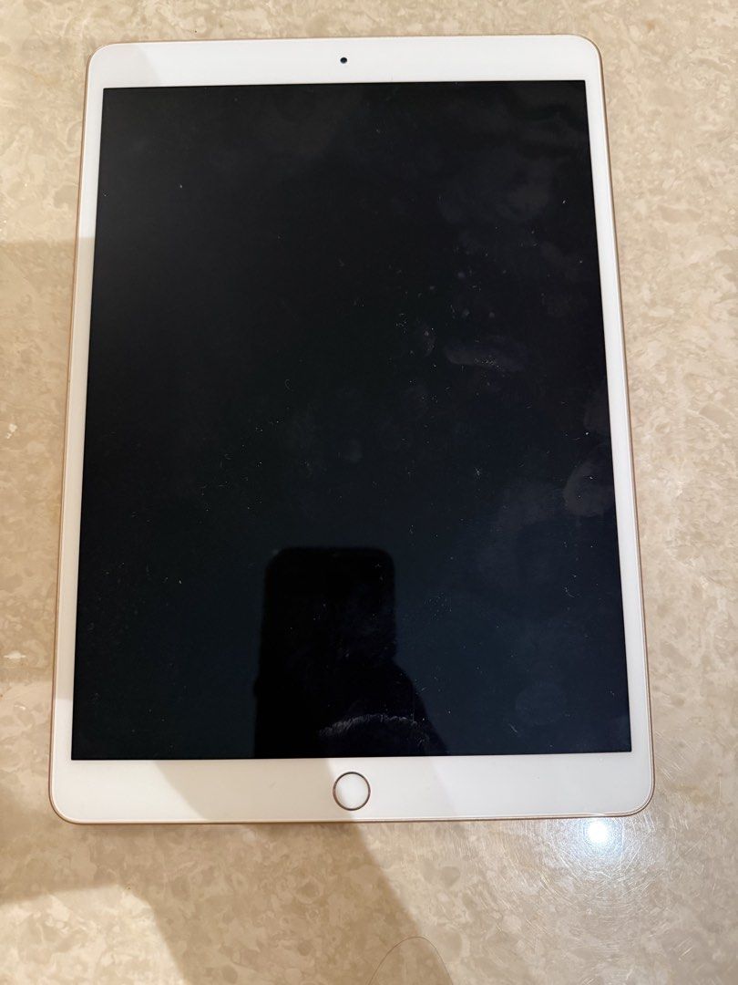 (Category: iPad) located in Singapore. Submitted by himalayasaltmint (Listing ID 1452062124, Image 3). Description: - Gold iPad Air (3rd Generation) - 256GB Storage - Excellent working condition, no known issues - Pristine screen - Selling as I've upgraded to a new device - Feel free to ask any questions!.
