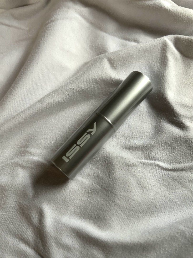 Issy Active Skin Stick Sand (Category: Makeup) located in Manila. Submitted by thebeautybodega (Listing ID 1451987344, Image 1). Description: - Issy Active Skin Stick - Shade: Sand - Type: Solid completion tint - Net Weight: 7.5g / 0.26 oz - Features: Easy to apply and blend - Finish: Great for a natural look.