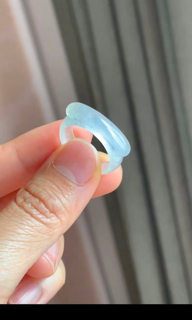 Jade ring (Category: Rings) located in Singapore. Submitted by house9jade (Listing ID 1452031863, Image 2). Description: 28号$399冰糯种白冰马鞍戒圈，底子莹润起光，清透白冰如霜凝月色 澄澈干净 ，日常佩戴百搭耐看，冰纹多和乌鸡点，佩戴不影响美观 尺寸：5.1-2.1-3.6 指圈卡15.