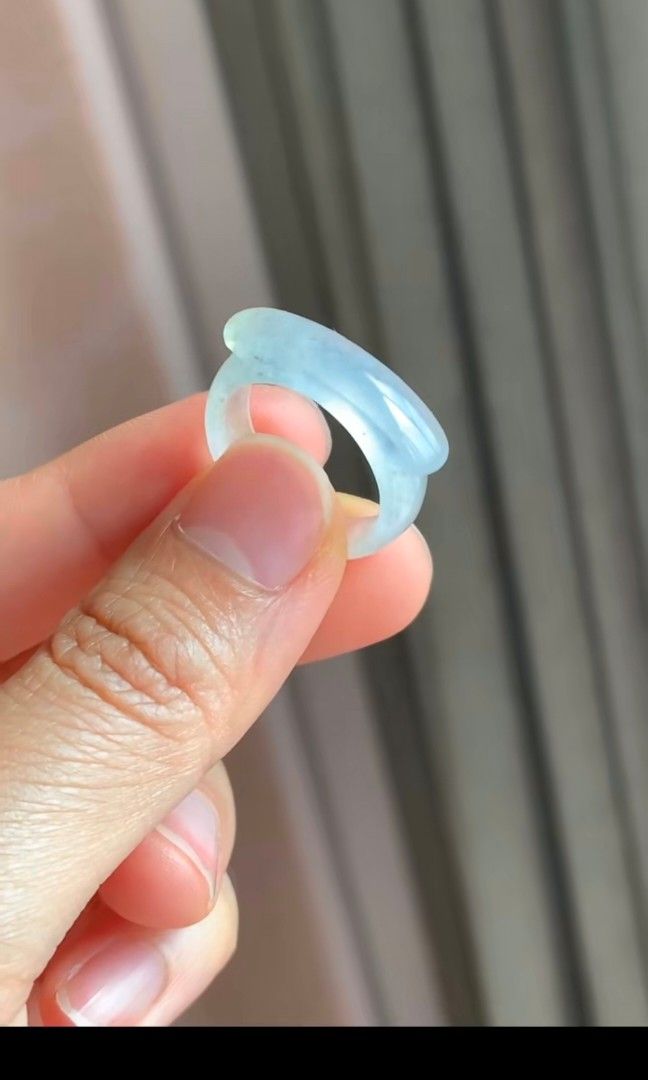 Jade ring (Category: Rings) located in Singapore. Submitted by house9jade (Listing ID 1452031863, Image 3). Description: 28号$399冰糯种白冰马鞍戒圈，底子莹润起光，清透白冰如霜凝月色 澄澈干净 ，日常佩戴百搭耐看，冰纹多和乌鸡点，佩戴不影响美观 尺寸：5.1-2.1-3.6 指圈卡15.