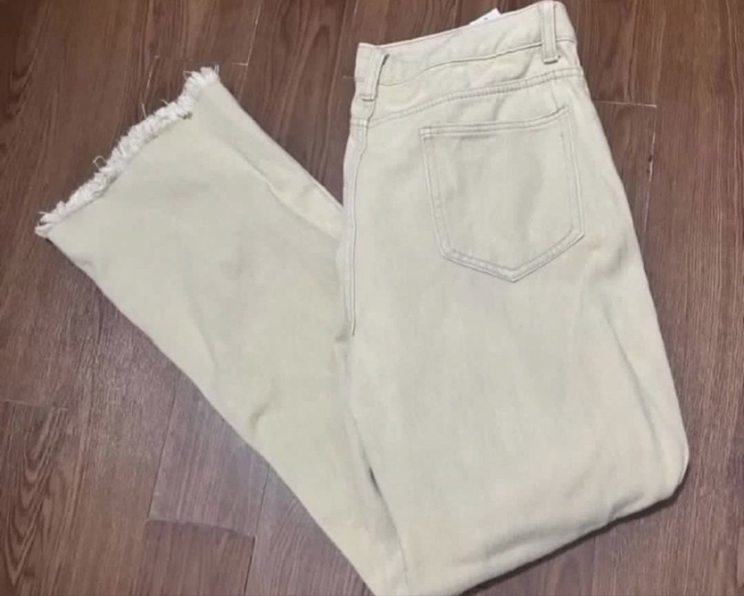 Khaki Cream Beige Flare Jeans 32 (Category: Jeans) located in Rizal. Submitted by cassappl (Listing ID 1451990791, Image 3). Description: - Khaki wide leg jeans - High waisted fit - Frayed hem detail - Super comfy and stylish - Great for casual outfits - Easy to wear everyday.