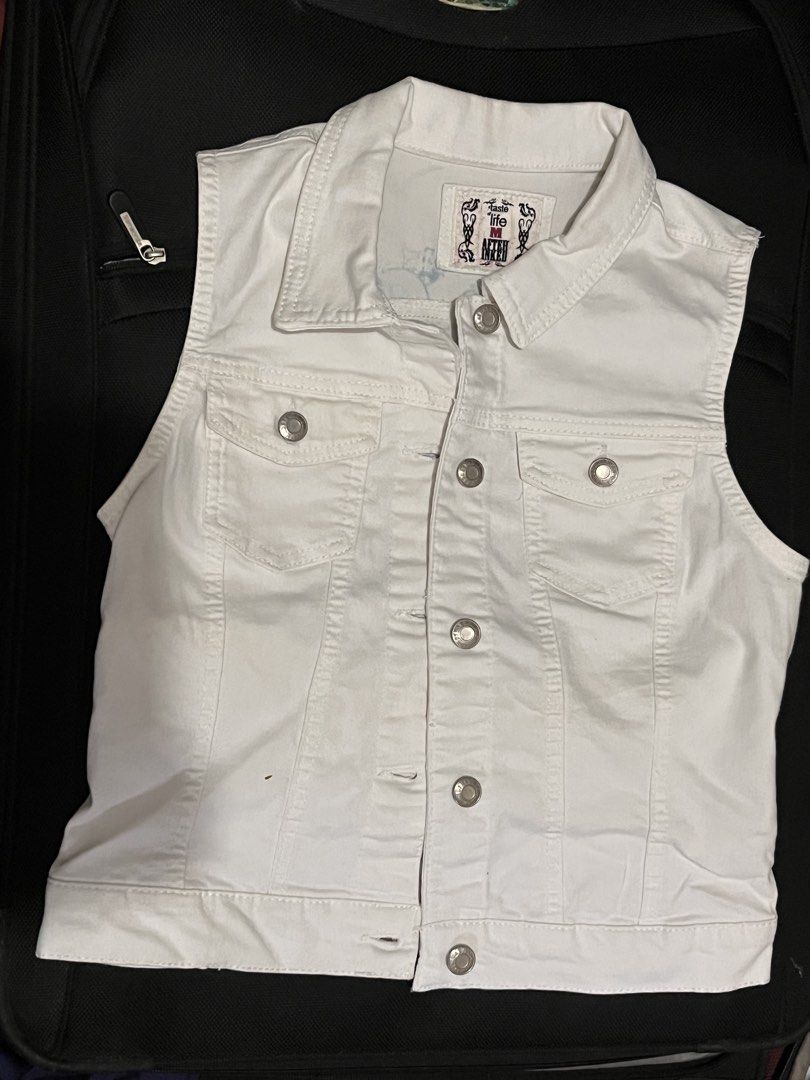 Life is Good White Denim Vest (Category: Vests) located in Manila. Submitted by alsellspreloves (Listing ID 1451937884, Image 1). Description: - Brand: Life is Good - Color: White - Style: Denim Vest - Features: Sleeveless, Button-up front, Collar - Pockets: Two chest pockets with button closures.