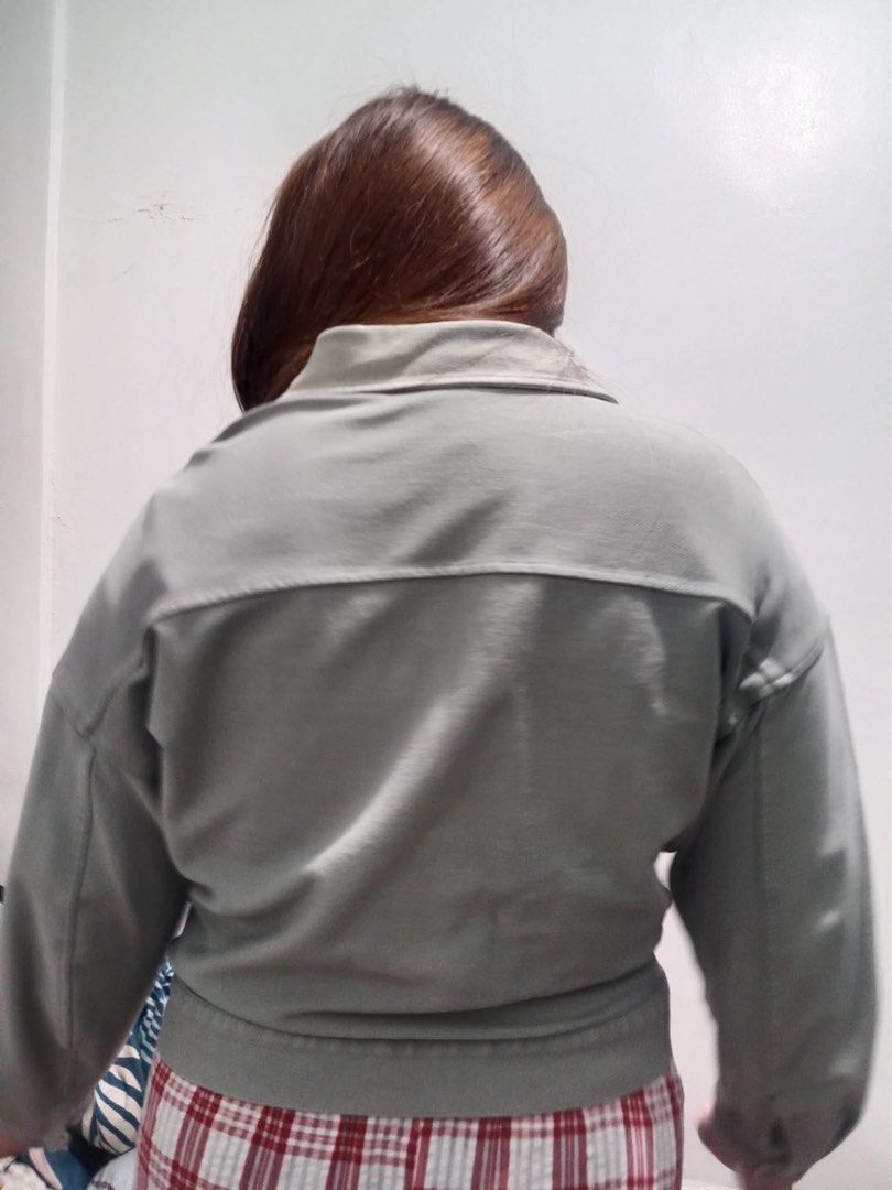 Light Green Cropped Blouson Jacket (Category: Coats, Jackets and Outerwear) located in Taguig. Submitted by nazthings (Listing ID 1452047029, Image 2). Description: - Light green cropped jacket - Button-up front - Long sleeves - Casual, everyday style - Ideal for layering - Easy to pair with various outfits - Please check photos for condition details For reference, model is 5’0 in height..