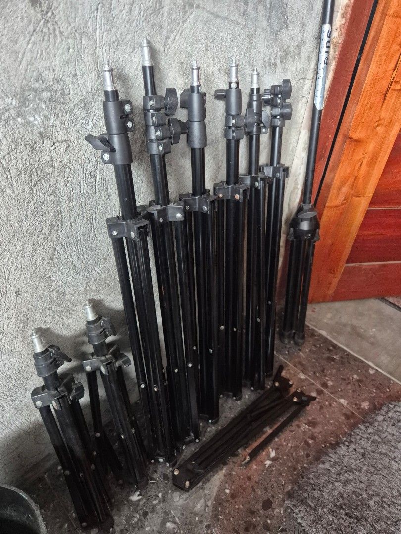 Light Stand and others (Category: Camera Bags & Carriers) located in Quezon City. Submitted by johnybuddy (Listing ID 1452002850, Image 2). Description: All for 1,500 pesos only FIXED!! Package only Light stand,phone stand etc Pick up only Commonwealth QC Area.