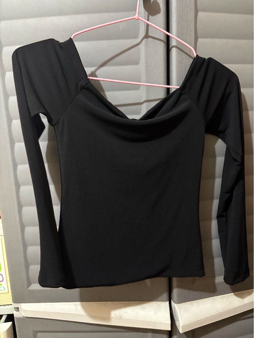 Long sleeve off shoulder (Category: Longsleeves) located in Makati City. Submitted by grwmdeclutter (Listing ID 1452075748, Image 2). Description: Small to xs. Doesnt fit me never worn.
