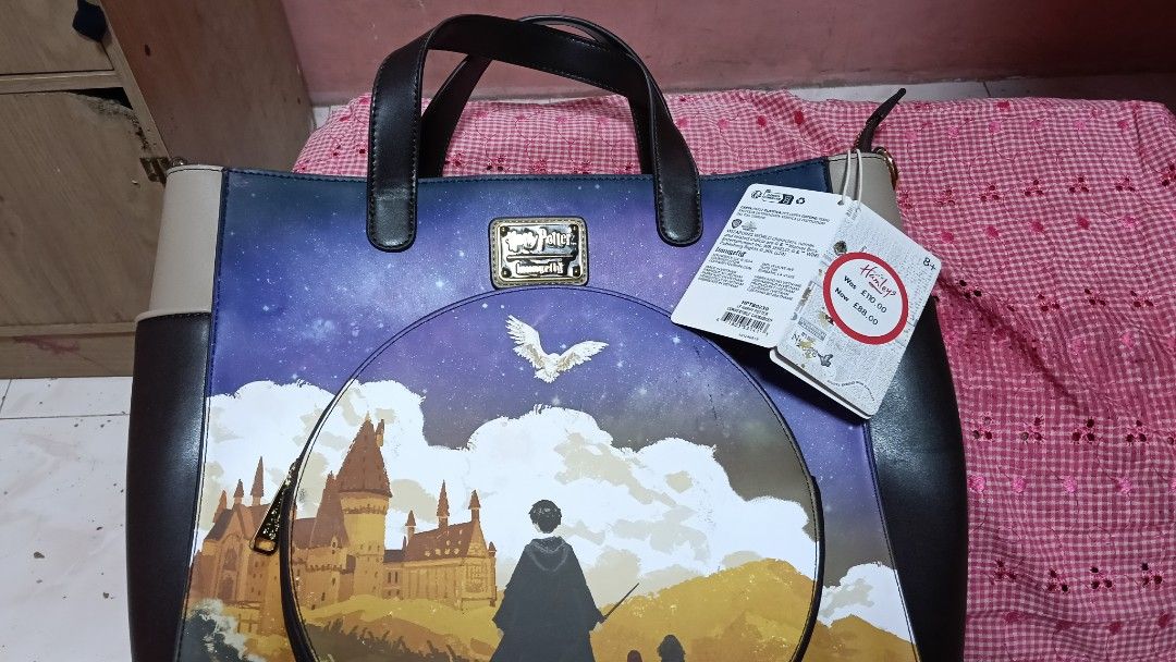 Loungefly Harry Potter (Category: Luxury Bags & Wallets) located in Tanauan. Submitted by topi7 (Listing ID 1452089704, Image 3). Description: Loungefly Harry Potter Convertible Backpack & Tote Bag Sa london po binii.