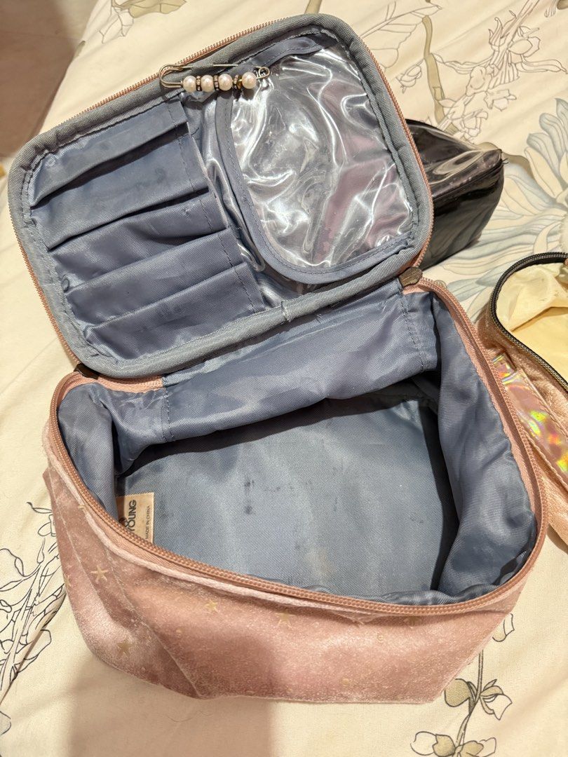 Makeup pouch (Category: Makeup) located in Taguig. Submitted by chen.preloveddd (Listing ID 1451963232, Image 3). Description: - Preloved makeup bag needs cleaning lang - ₱ 50 each - Check also my listings if u get this para sulit ang shipping :) Rfs: Declutter 📍 Taguig south signal village .