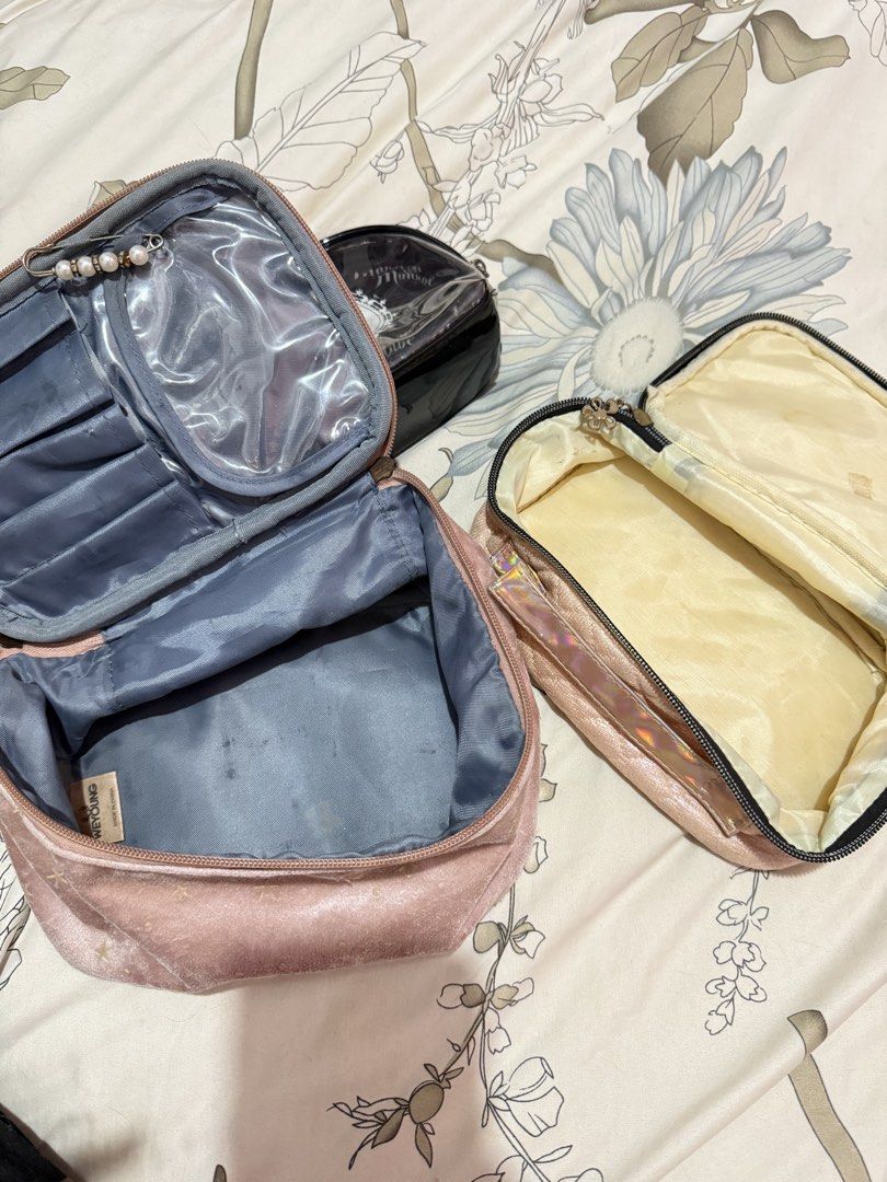 Makeup pouch (Category: Makeup) located in Taguig. Submitted by chen.preloveddd (Listing ID 1451963232, Image 2). Description: - Preloved makeup bag needs cleaning lang - ₱ 50 each - Check also my listings if u get this para sulit ang shipping :) Rfs: Declutter 📍 Taguig south signal village .