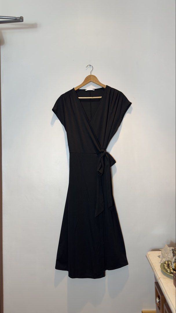 MANGO MNG Black Wrap Midi Dress Small (Category: Dresses) located in Tarlac. Submitted by kllyctr (Listing ID 1452060750, Image 3). Description: Bought at Php2,599 *What you see is what you get *Used but not abused *Accessories not included Shipping: J&T only 😊 1pc - 100 2-3pcs - 160 4-6pcs - 200 7pcs up - 250+ Message me for more details! .