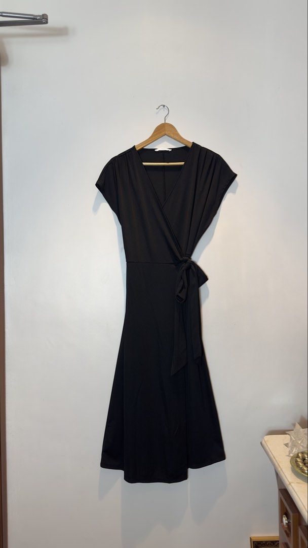 MANGO MNG Black Wrap Midi Dress Small (Category: Dresses) located in Tarlac. Submitted by kllyctr (Listing ID 1452060750, Image 2). Description: Bought at Php2,599 *What you see is what you get *Used but not abused *Accessories not included Shipping: J&T only 😊 1pc - 100 2-3pcs - 160 4-6pcs - 200 7pcs up - 250+ Message me for more details! .