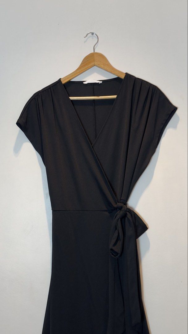 MANGO MNG Black Wrap Midi Dress Small (Category: Dresses) located in Tarlac. Submitted by kllyctr (Listing ID 1452060750, Image 1). Description: Bought at Php2,599 *What you see is what you get *Used but not abused *Accessories not included Shipping: J&T only 😊 1pc - 100 2-3pcs - 160 4-6pcs - 200 7pcs up - 250+ Message me for more details! .