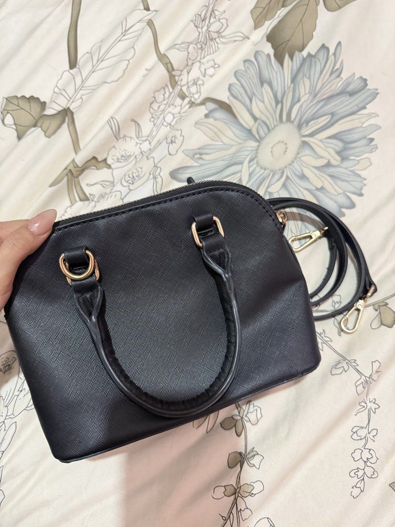 Matthews sling bag (Category: Cross-body Bags) located in Taguig. Submitted by chen.preloveddd (Listing ID 1451962350, Image 3). Description: - Preloved sling bag from Matthews - With stain inside Rfs: Need some space for my bag closet 📍 Taguig south signal village.