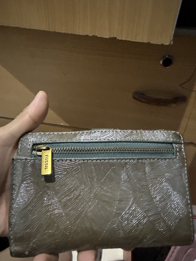 Medium purse (Category: Wallets & Card holders) located in Kota Kinabalu. Submitted by tsha_0704 (Listing ID 1452002152, Image 2). Description: .