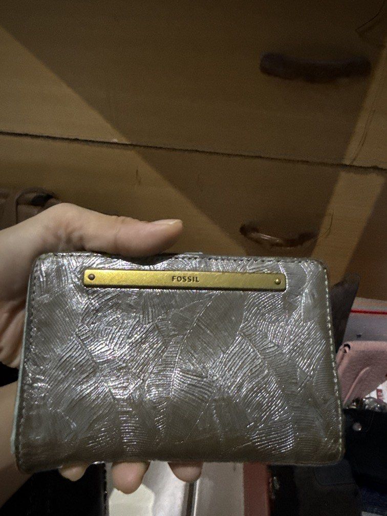 Medium purse (Category: Wallets & Card holders) located in Kota Kinabalu. Submitted by tsha_0704 (Listing ID 1452002152, Image 3). Description: .