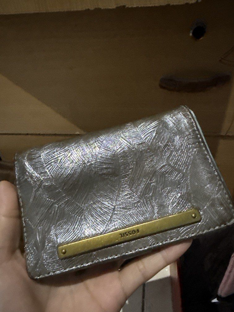 Medium purse (Category: Wallets & Card holders) located in Kota Kinabalu. Submitted by tsha_0704 (Listing ID 1452002152, Image 1). Description: .