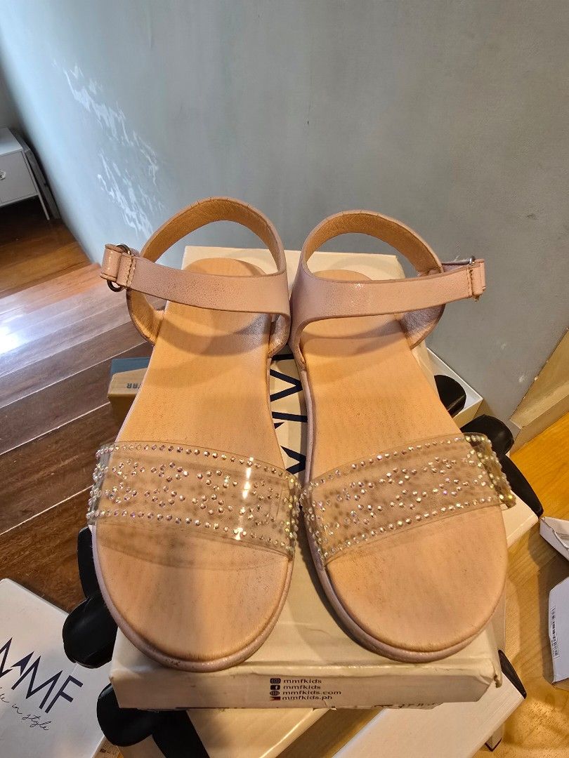 Meet My Feet glitter sandals (Category: Babies & Kids Fashion) located in San Juan City. Submitted by bianca_0 (Listing ID 1452028703, Image 3). Description: size 29 used w/ box.