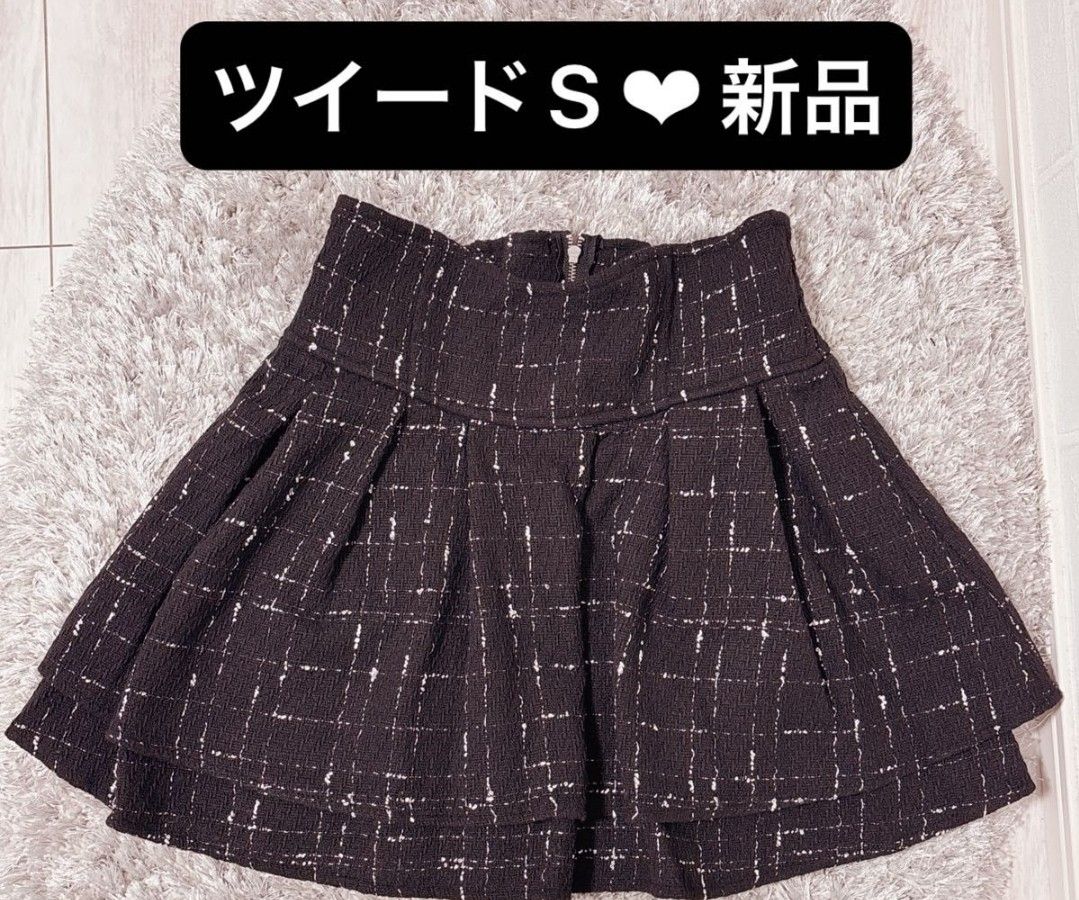 MichellMacaron 全新 S 碼 格仔裙 無標 （分類：裙）位於 Hong Kong。 由 bbbabybabby 提交（商品編號 1451991100，圖片 1）。簡介： 呢條裙係格仔款，黑色底加白色線。有拉鏈，後面有褶位。著上身好顯瘦，好有氣質。適合 XS 或 S 碼嘅女仔。 無標 厚實靚料~。