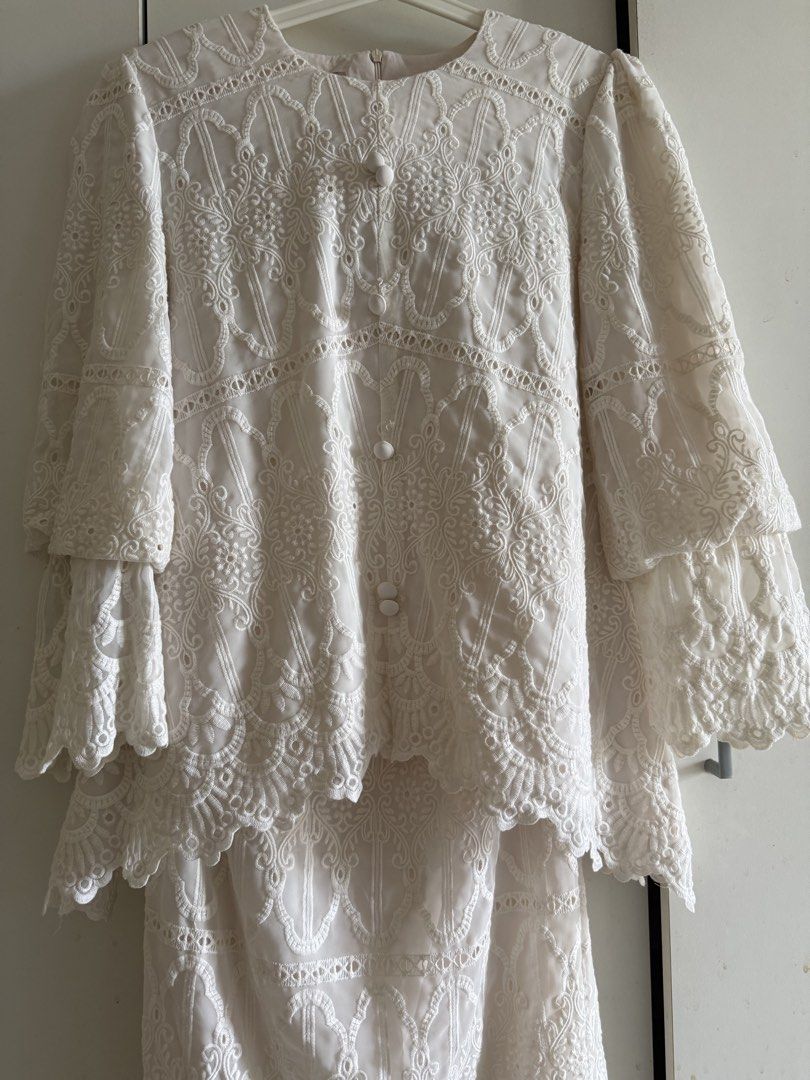 MINIMALACE White Lace Baju Kurung Set Size M (Category: Baju Kurung & sets) located in Beranang. Submitted by nadia8820 (Listing ID 1451909935, Image 2). Description: - MINIMALACE White Lace Baju Kurung Set - Size: M - Intricate lace detailing - Elegant bell sleeves - Comes with a matching skirt - Perfect for Hari Raya and special occasions.