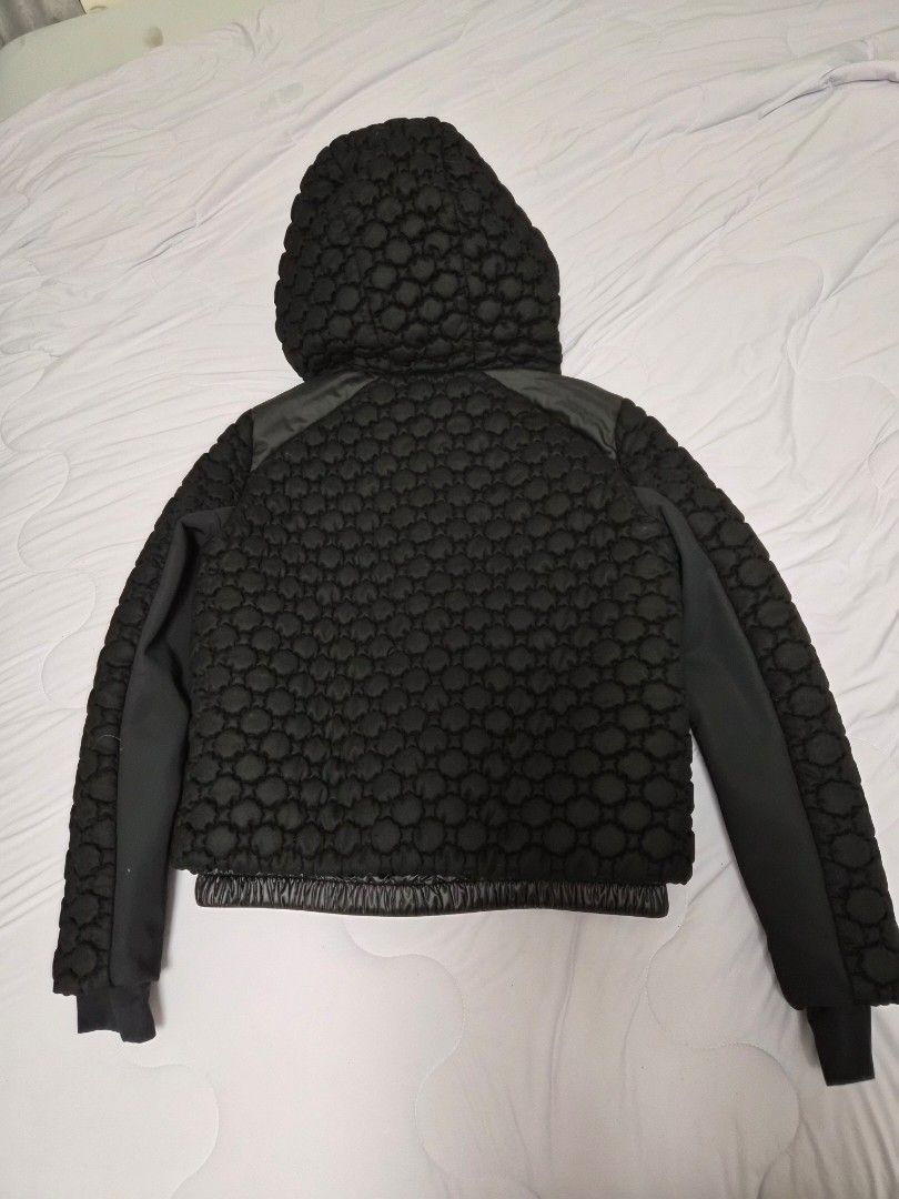 Moncler down jacket （分類：外套及戶外衣服）位於 Hong Kong。 由 shoppingsiu9 提交（商品編號 1451978712，圖片 3）。簡介： moncler size 1。