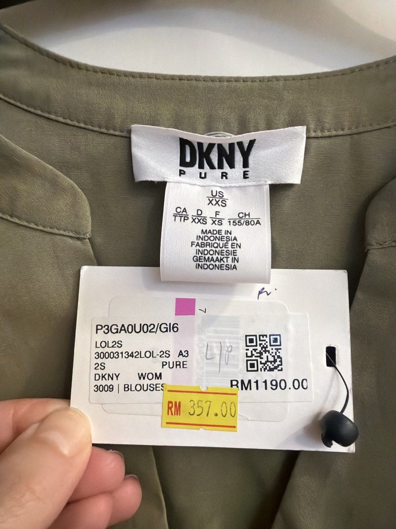NEGO DKNY Pure Olive Green V-Neck Long Sleeve Blouse (Category: Blouses) located in Kuala Lumpur. Submitted by froulee (Listing ID 1452025868, Image 2). Description: - Olive green DKNY Pure blouse - V-neckline - Relaxed fit - Long sleeves - Made in Indonesia - Original Price: RM1190.00 - Selling Price: RM150 - Ideal for casual or smart casual occasions.