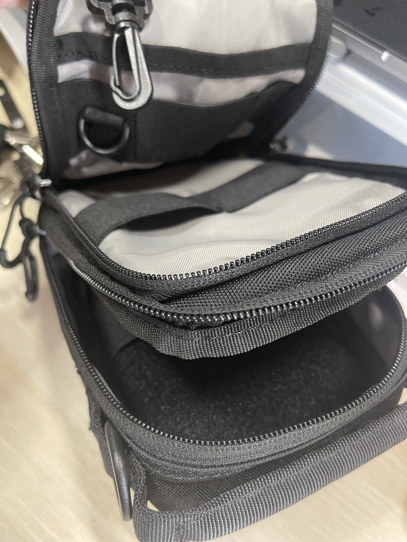 Nitecore pouch （分類：行山及露營）位於 Hong Kong。 由 b30249 提交（商品編號 1451936921，圖片 2）。簡介： 各位行山同露營嘅朋友注意啦呢個Nitecore嘅小袋仔啱晒你哋黑色設計，夠晒低調實用前面有特別嘅紋理設計，睇落好有質感袋仔有拉鏈開合，裡面仲有好多間隔，方便你分類放銀包、電話、鎖匙、小工具等等無論係行山、露營定係日常出街，都可以輕鬆收納你嘅必需品袋仔仲有扣環，可以掛喺背囊度，非常方便。