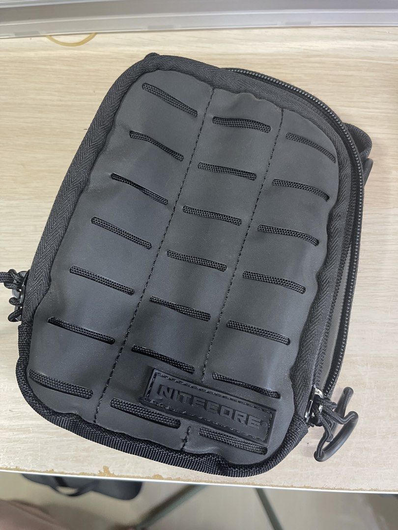 Nitecore pouch （分類：行山及露營）位於 Hong Kong。 由 b30249 提交（商品編號 1451936921，圖片 1）。簡介： 各位行山同露營嘅朋友注意啦呢個Nitecore嘅小袋仔啱晒你哋黑色設計，夠晒低調實用前面有特別嘅紋理設計，睇落好有質感袋仔有拉鏈開合，裡面仲有好多間隔，方便你分類放銀包、電話、鎖匙、小工具等等無論係行山、露營定係日常出街，都可以輕鬆收納你嘅必需品袋仔仲有扣環，可以掛喺背囊度，非常方便。