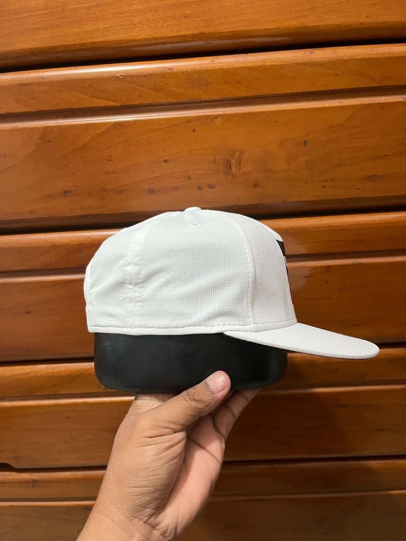 Oakley Snapback Cap (Category: Caps & Hats) located in Santa Cruz. Submitted by friendlyfire1 (Listing ID 1452040407, Image 3). Description: +SF.