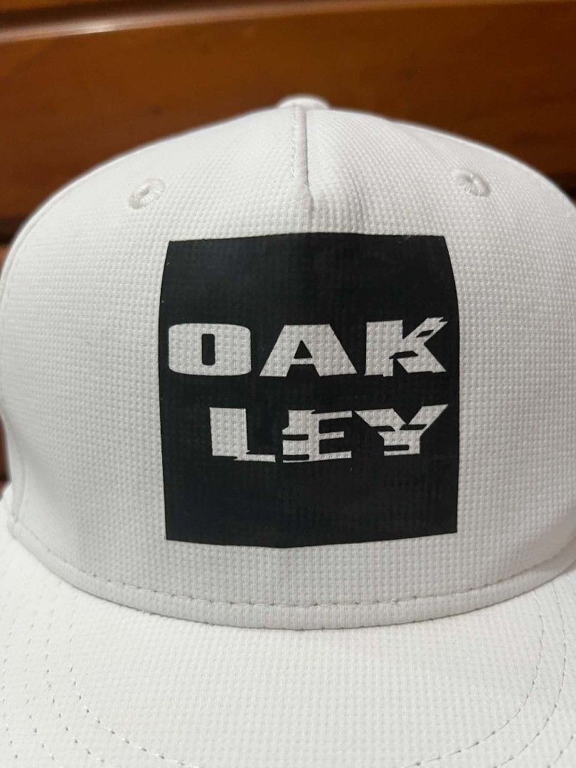 Oakley Snapback Cap (Category: Caps & Hats) located in Santa Cruz. Submitted by friendlyfire1 (Listing ID 1452040407, Image 2). Description: +SF.