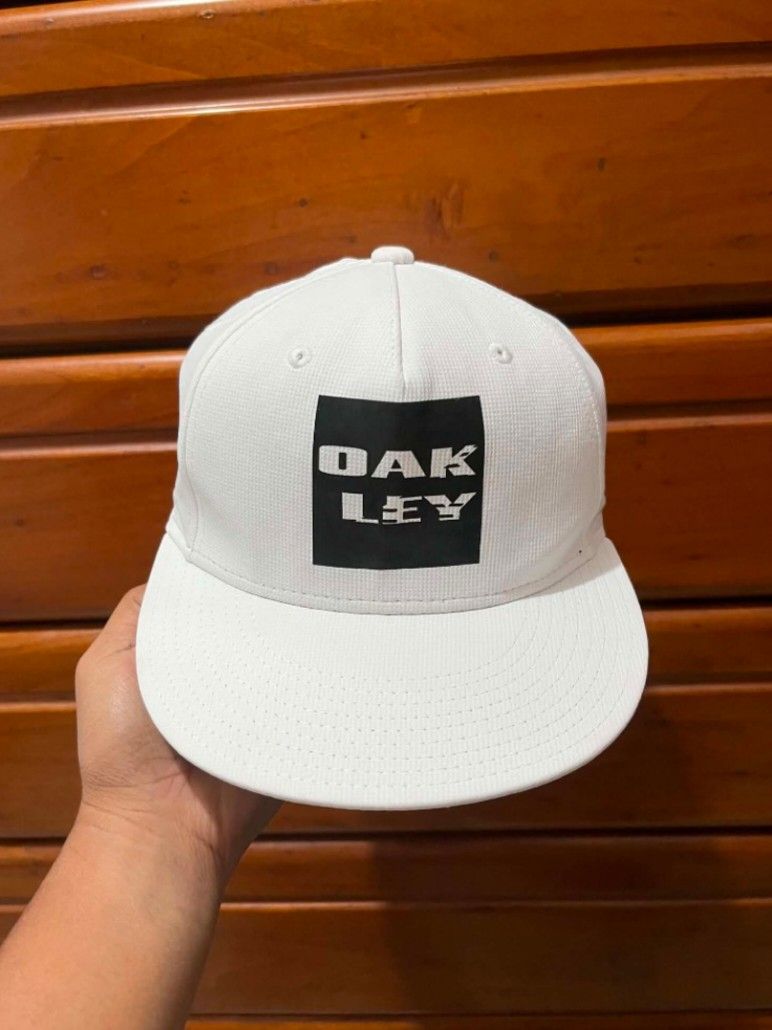 Oakley Snapback Cap (Category: Caps & Hats) located in Santa Cruz. Submitted by friendlyfire1 (Listing ID 1452040407, Image 1). Description: +SF.