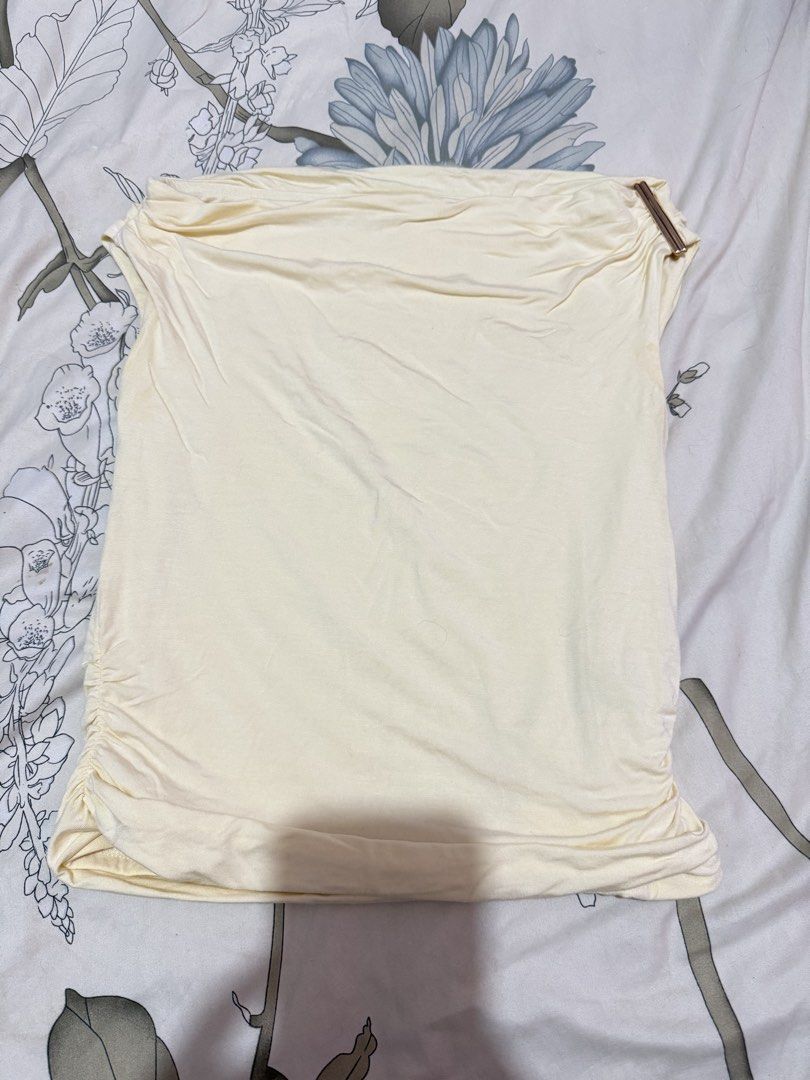 Off-shoulder top (Category: Others Tops) located in Taguig. Submitted by chen.preloveddd (Listing ID 1451971025, Image 3). Description: - Used once, size xsmall - No issues good as new Rfs: Need some space for my closet 📍 Taguig south signal village.