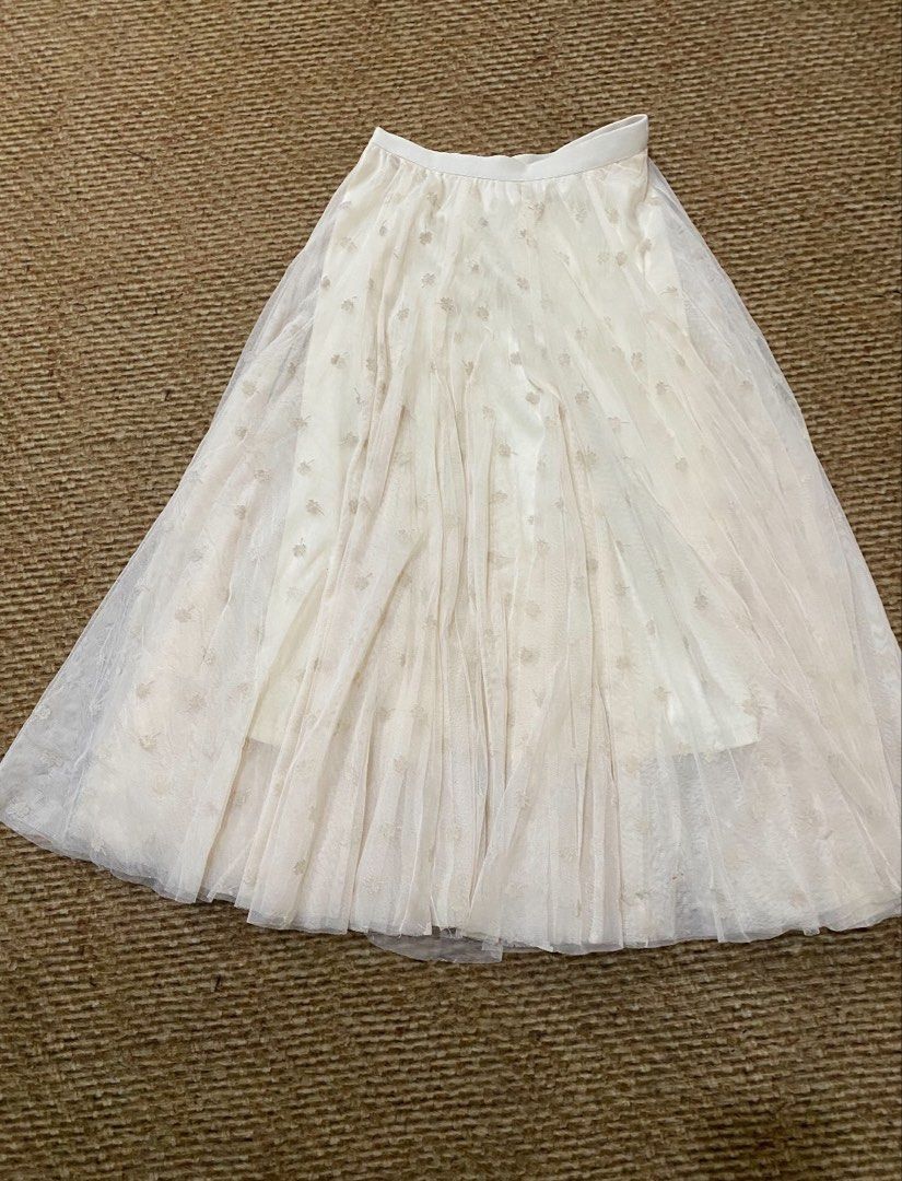 Off-White Tulle Midi Skirt with Floral Pattern (Category: Skirts) located in Quezon City. Submitted by kyeoptaaa (Listing ID 1451911235, Image 1). Description: .