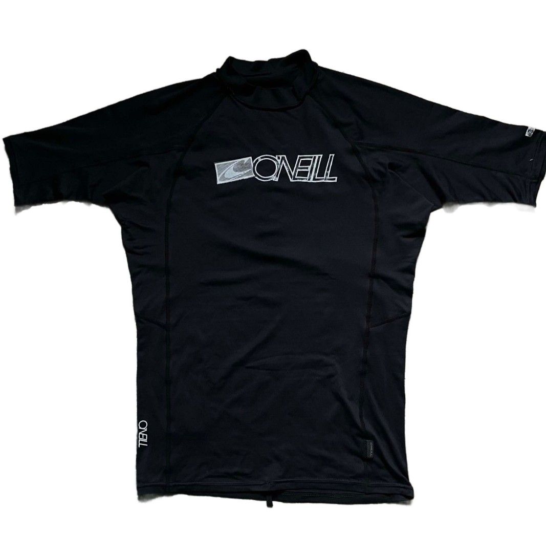O'Neill Short Sleeve Rash Guard (Category: Activewear) located in Vallehermoso. Submitted by threy (Listing ID 1452017203, Image 1). Description: - Brand: O'Neill - Color: Black - Style: Short sleeve rash guard - Features: O'Neill logo on chest - Ideal for: Surfing and water sports - Material: Quick-drying - Fit: Comfortable for active wear.