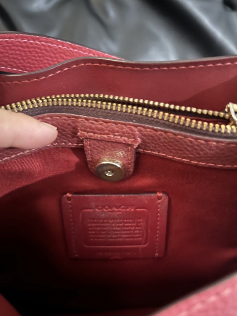Original Coach (Category: Cross-body Bags) located in San Pablo. Submitted by celgvr (Listing ID 1451969985, Image 3). Description: .