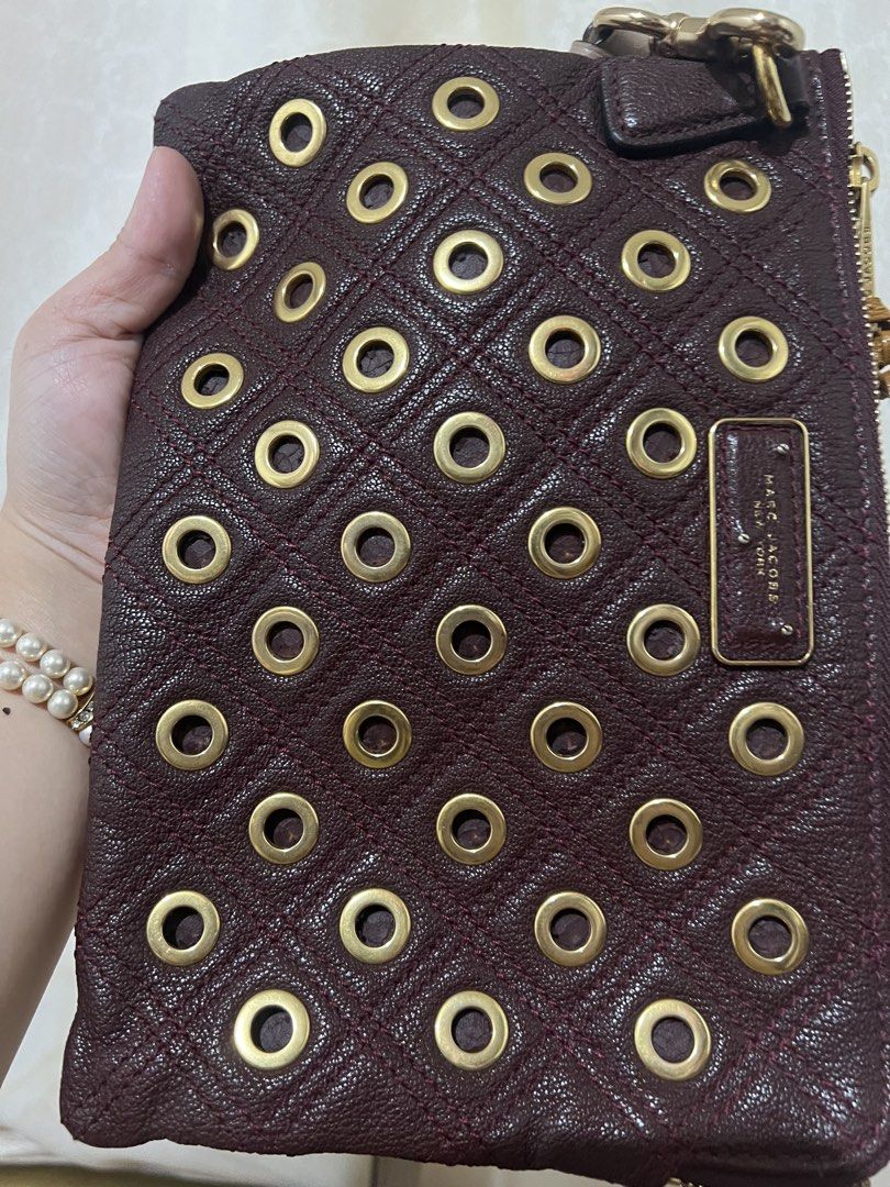 Original marc jacobs (Category: Other Accessories) located in Naga. Submitted by luckyjewels (Listing ID 1451918844, Image 3). Description: Selling it low: ung nasa hole na leather hindi sya leather ngbabak sya pero hindi nmn halata ung labas genuine leather.