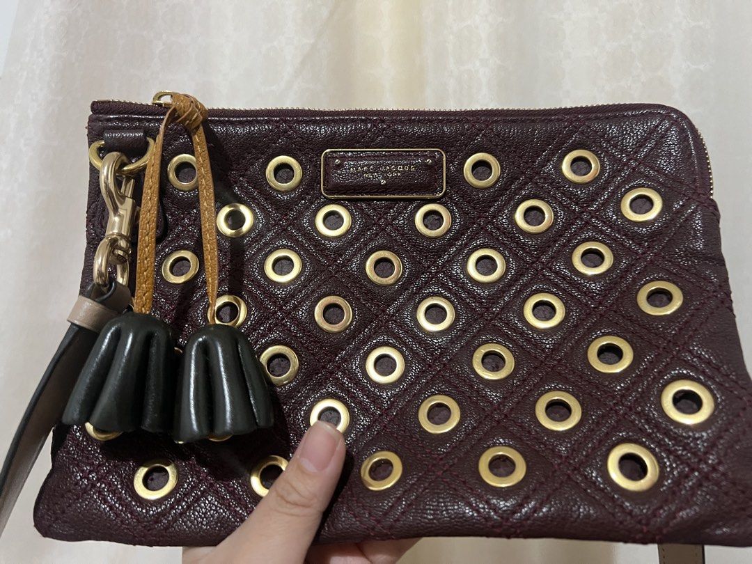 Original marc jacobs (Category: Other Accessories) located in Naga. Submitted by luckyjewels (Listing ID 1451918844, Image 2). Description: Selling it low: ung nasa hole na leather hindi sya leather ngbabak sya pero hindi nmn halata ung labas genuine leather.