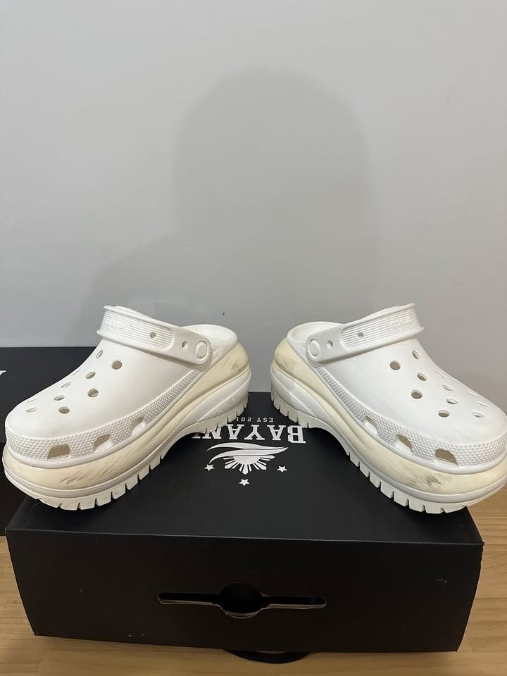 Original/Authentic Crocs Mega Crush Clogs (White) (Category: Sandals) located in San Jose del Monte. Submitted by chamechanga09 (Listing ID 1452003727, Image 2). Description: RFS: Decluttering (nakatambak lang sa bahay), used a few times Swap to: iPhone 7 and up.