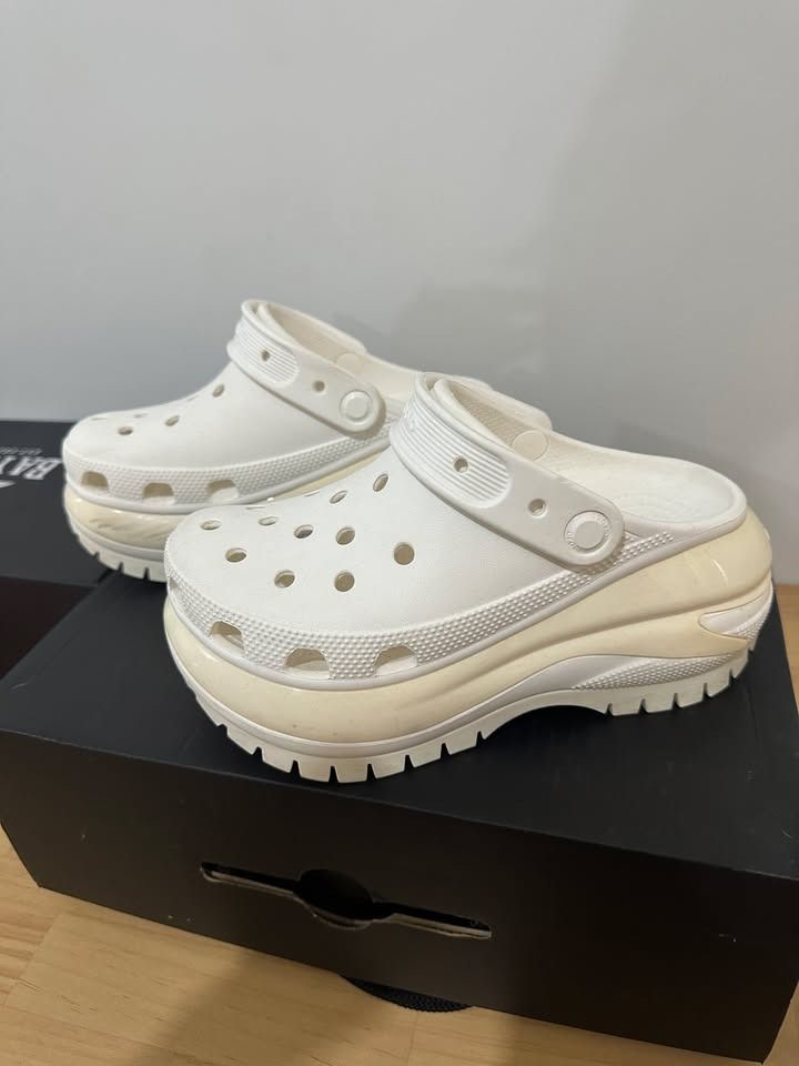 Original/Authentic Crocs Mega Crush Clogs (White) (Category: Sandals) located in San Jose del Monte. Submitted by chamechanga09 (Listing ID 1452003727, Image 3). Description: RFS: Decluttering (nakatambak lang sa bahay), used a few times Swap to: iPhone 7 and up.